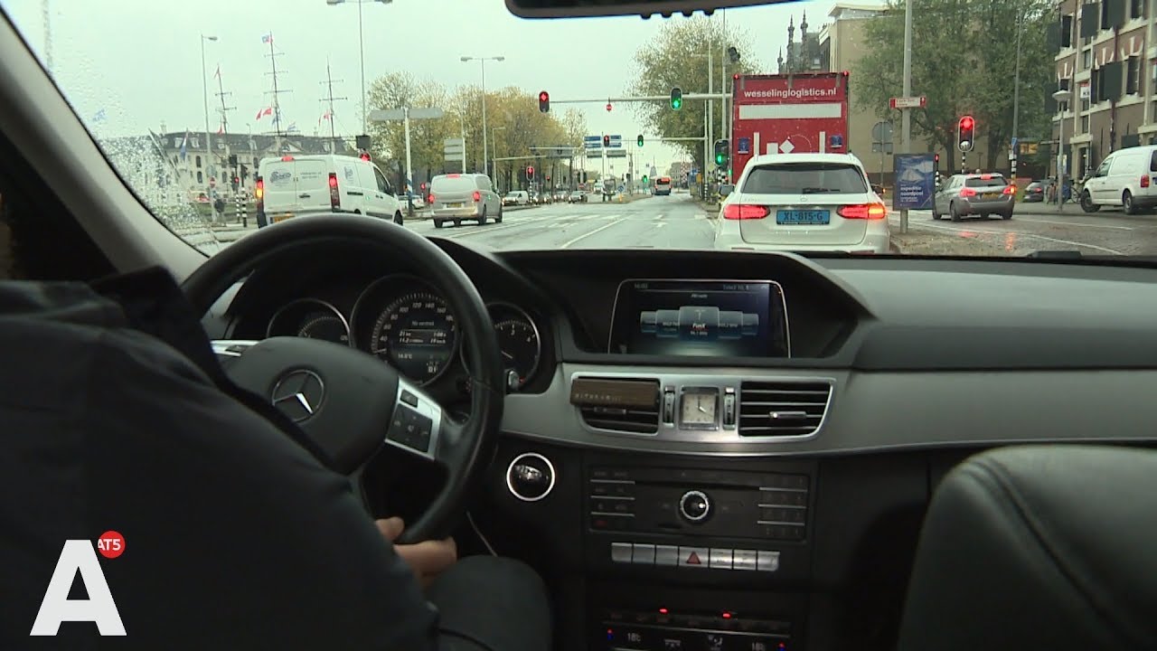 Taxichauffeurs slepen baas voor rechter