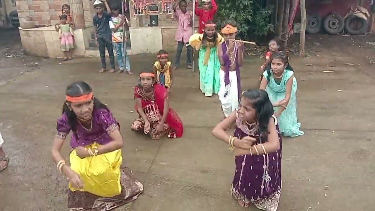 टिचली माझी बांगडी.. विद्यार्थ्यांनी केले नृत्य सादर