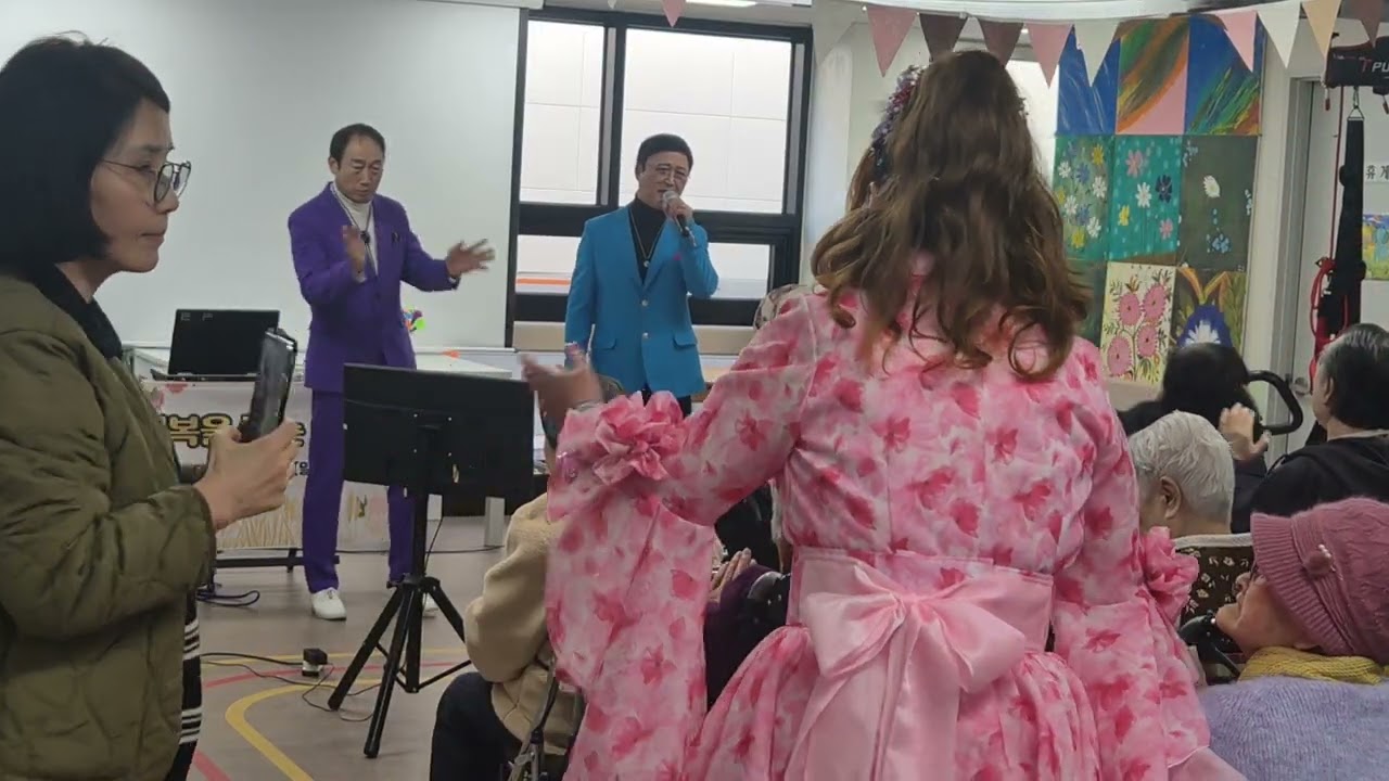 행복을 주는 예술단 : 봉사활동 125회(재활 요양원) 전속가수 김미향ㆍ박 기백ㆍ길동 오늘도 즐겁고 행복한날
