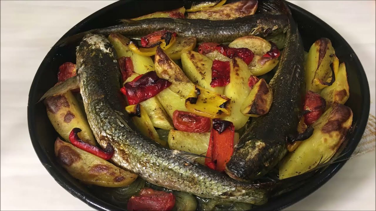 &Ccedil;ox ləzzətli KEFAL balığı. Sobada balıq. Mullet fish