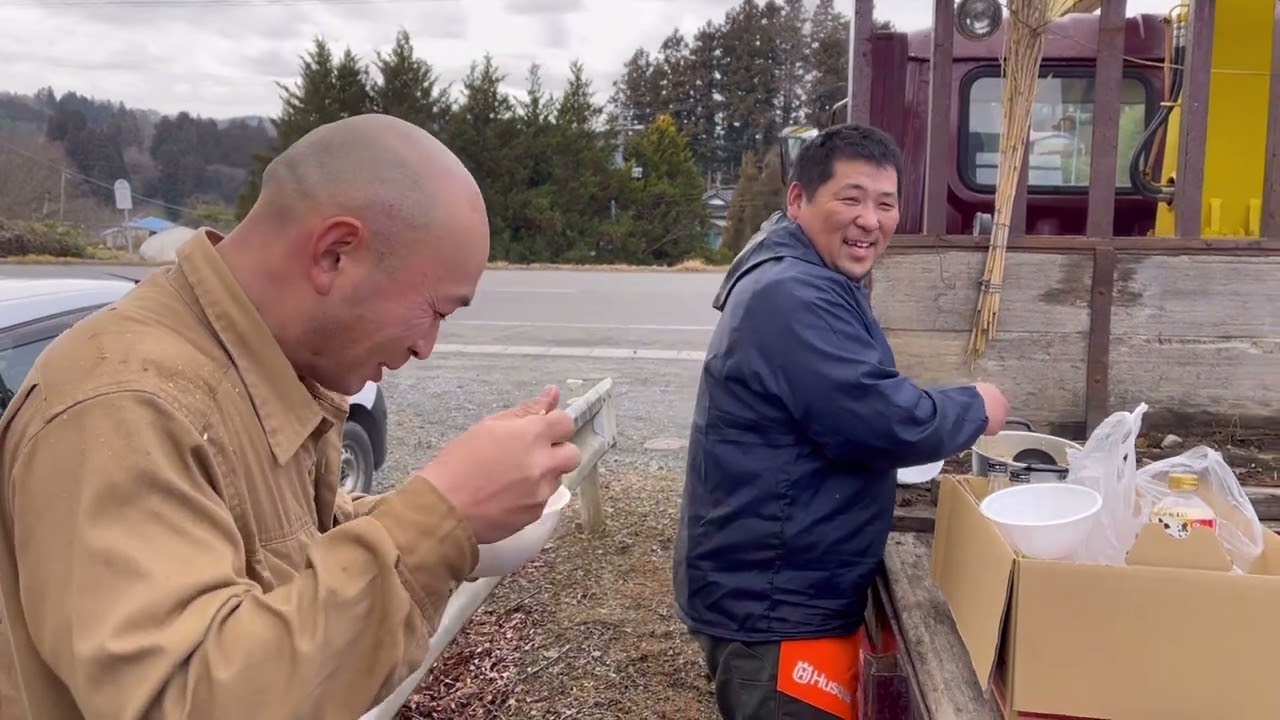 昼メシに迷ったら青空食堂一関‼︎…エフラインさんと桂田興業さんの伐採現場での何気ない食事風景…あったかい肉うどん