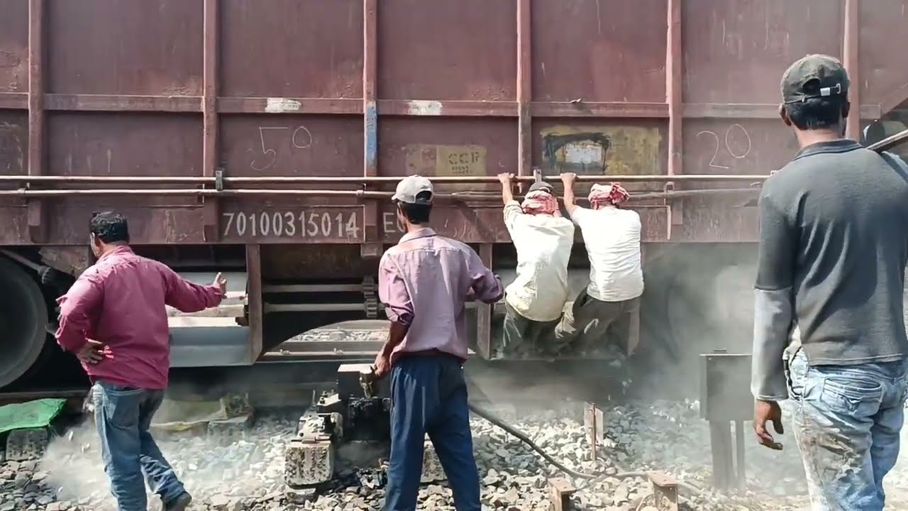 Unloading of Ballast from BOBYN Wagon || DMT || Hopper Wagons