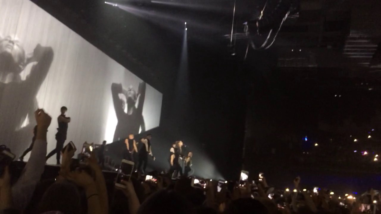 Ariana Grande - Dublin 20/05/17 Intro & Be Alright