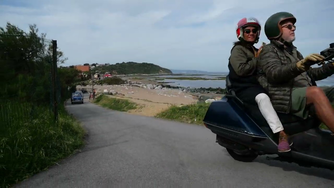 Passage par la plage Erromardie de Saint-Jean-de-Luz des Microcars de l'association basque Autottiki