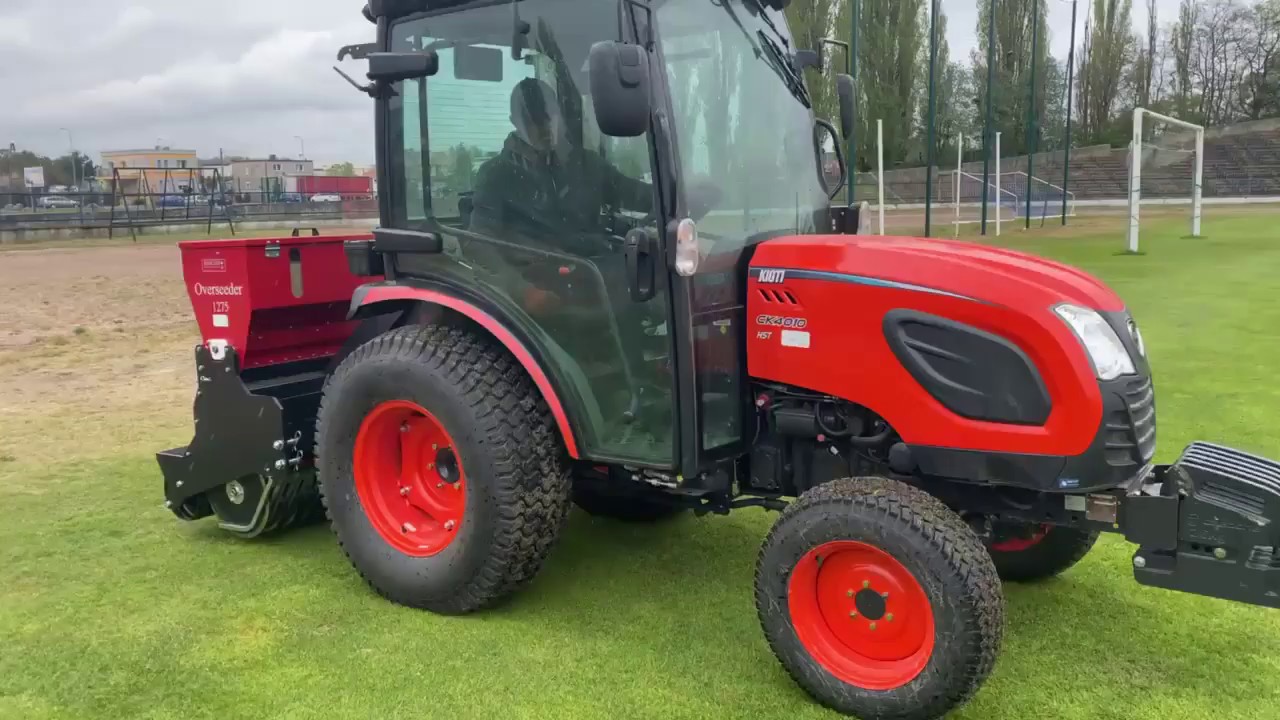 Dosiew wgłębny murawy sportowej - Traktor Kioti CK40 oraz siewnik Redexim Overseeder 1275