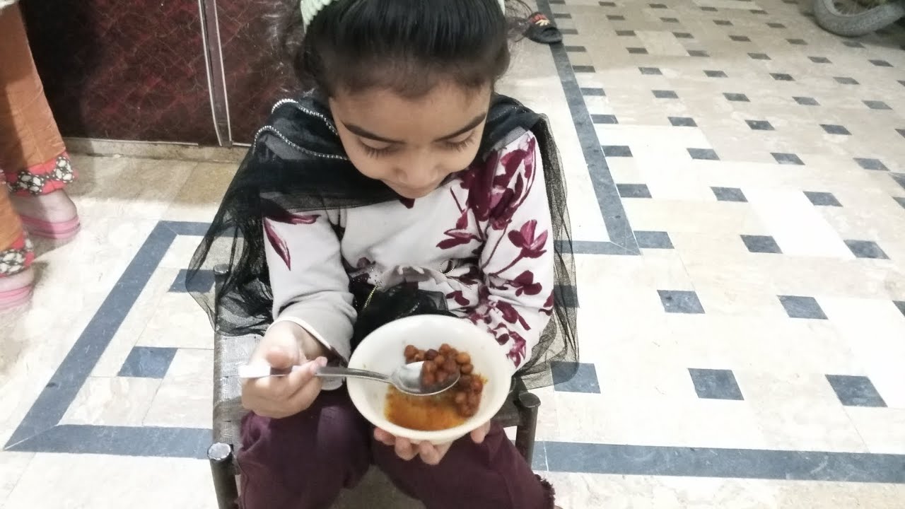 Naraz ho gai mein😒glass toot gya😮kis ny tora🤔