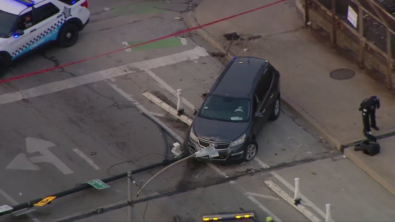 56-year-old man shot in neck, crashes car into light pole in Garfield Park early Wednesday, Chicago