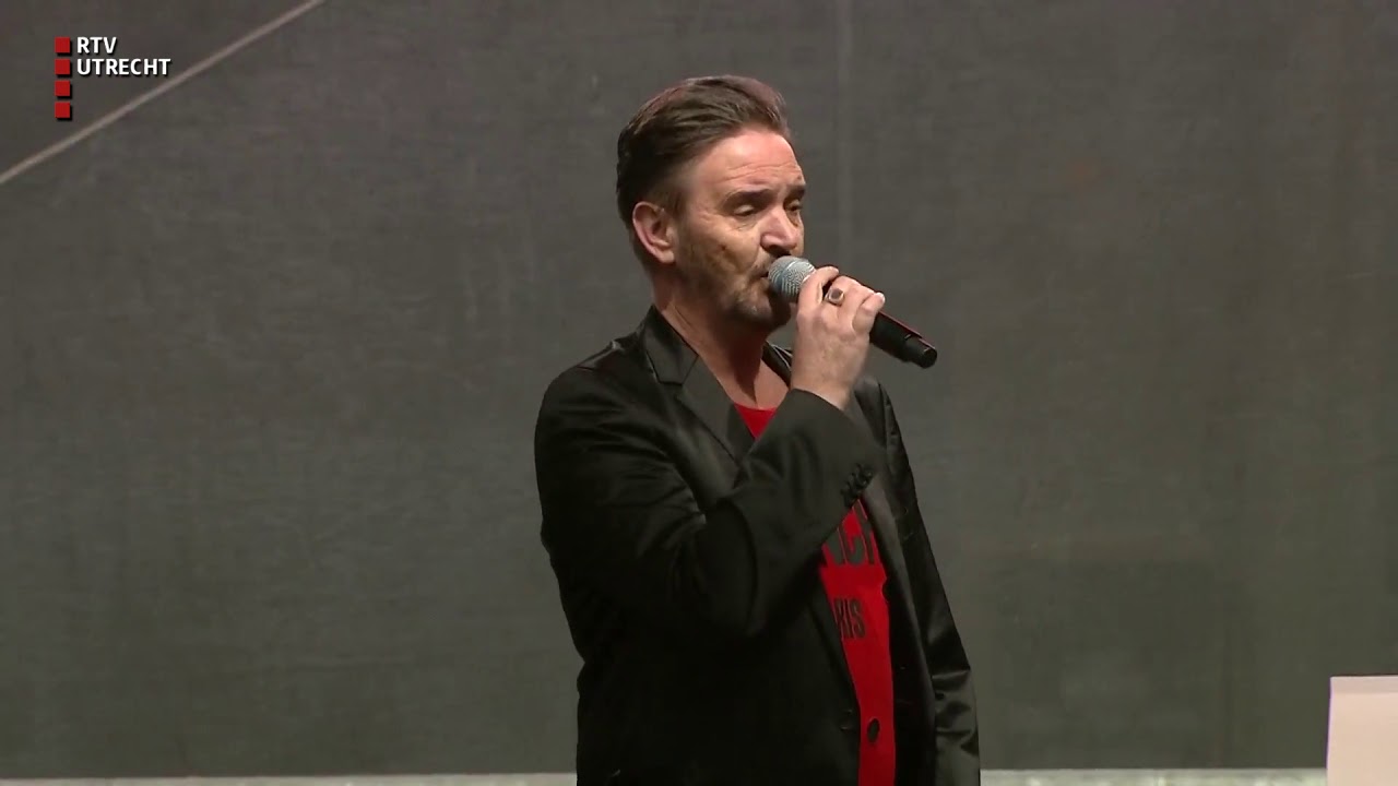 Volkszanger Martin van Doorn zingt bij stille tocht [RTV Utrecht]