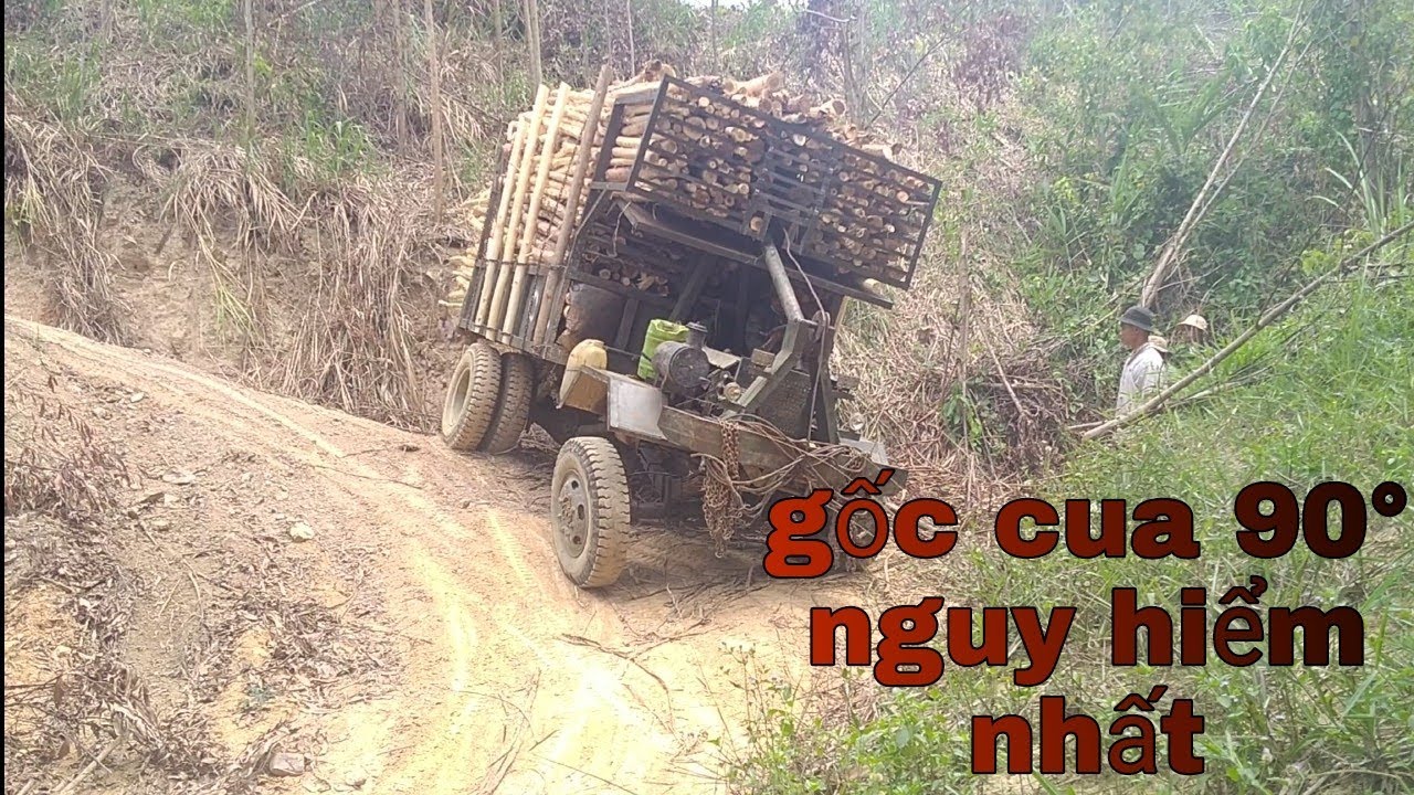 xe độ 4 máy chở cây keo và đường cua nguy hiểm