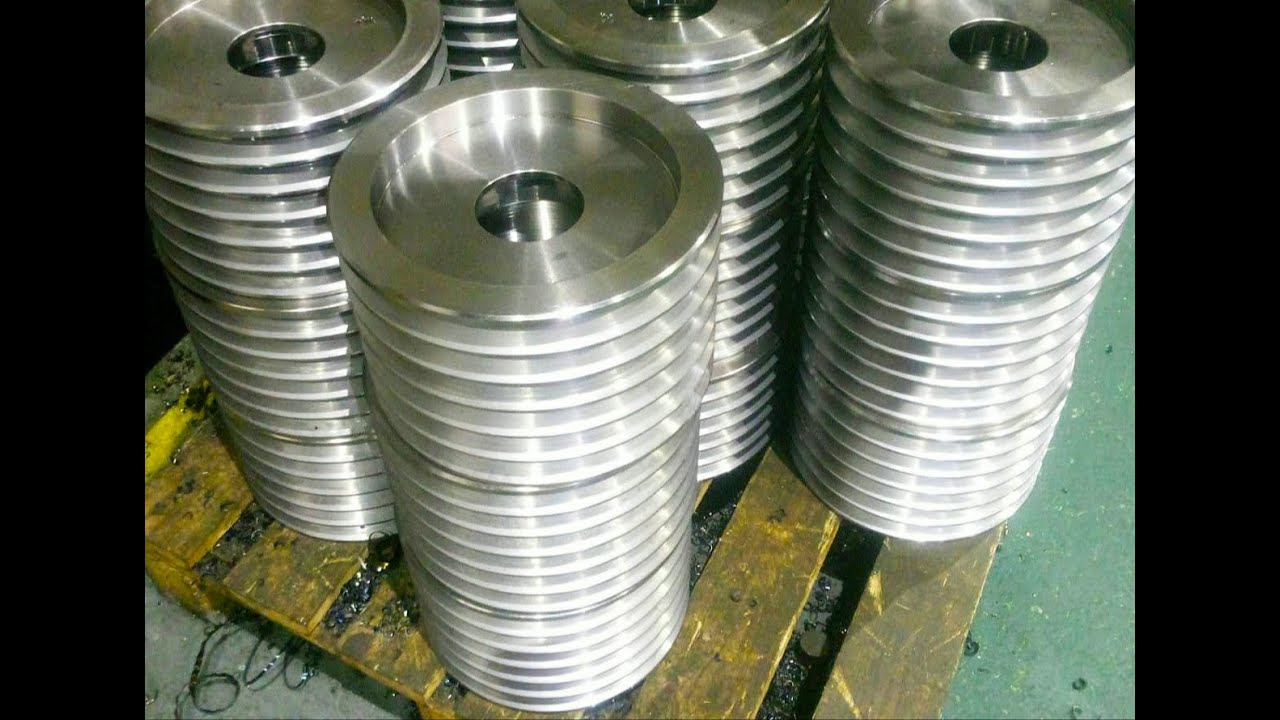 Шкив. machining a part on a lathe.