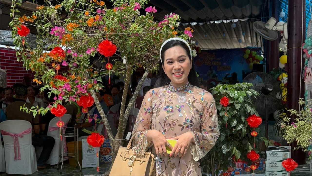 Hồng Phượng Linh Vũ chạy show