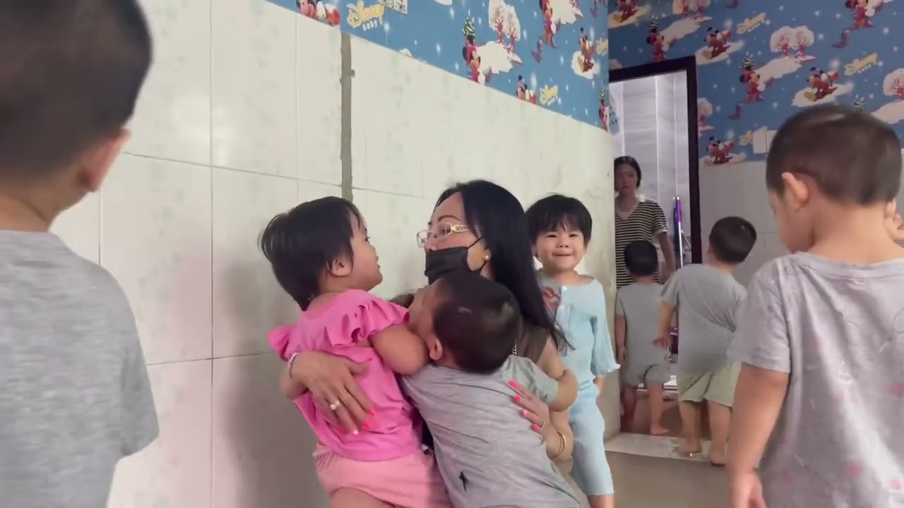 Các con rất hiếu khách