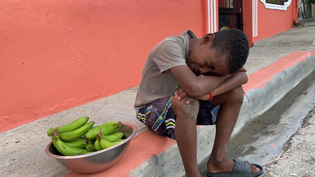 NIÑO VENDE PLATA Y MIRA CÓMO LO TRATARON