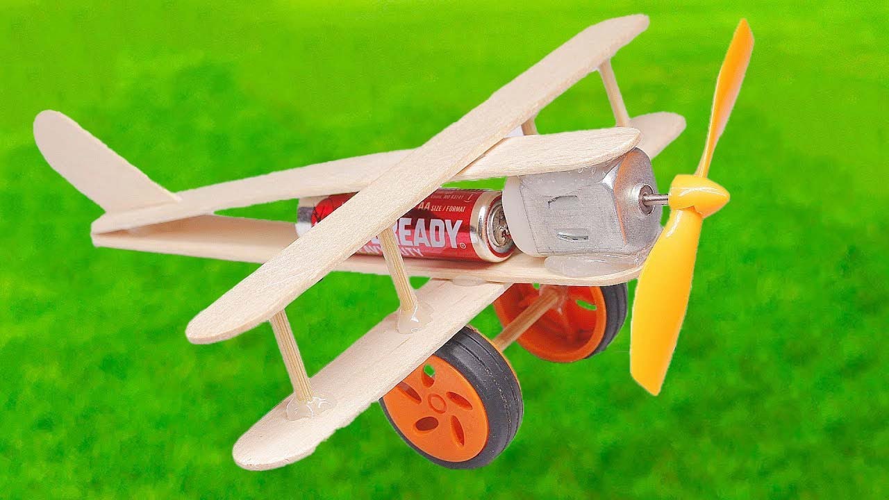 كيف تصنع طائرة من اعواد الايسكريم | اختراعات بسيطة يمكن عملها في المنزل