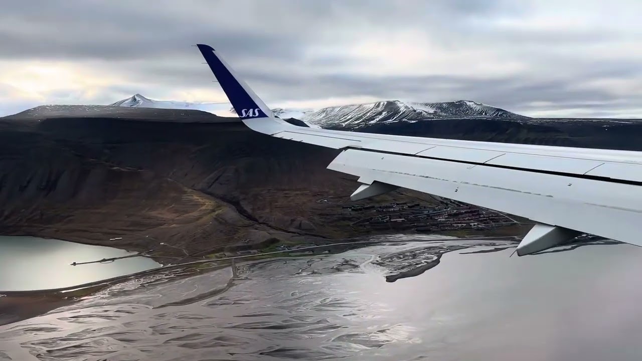 Breathtaking Approach and Landing into Longyearbyen | 26A