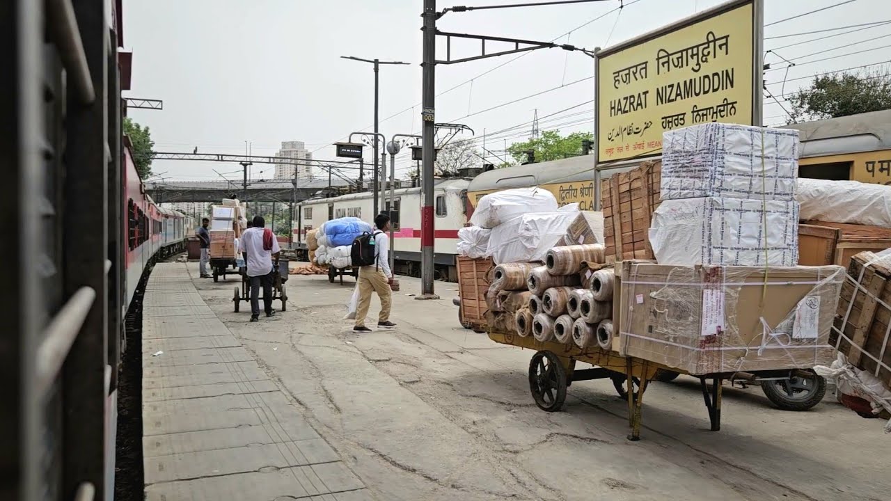 20946 Gujarat Sampark Kranti Express departing Hazrat Nizamuddin !!