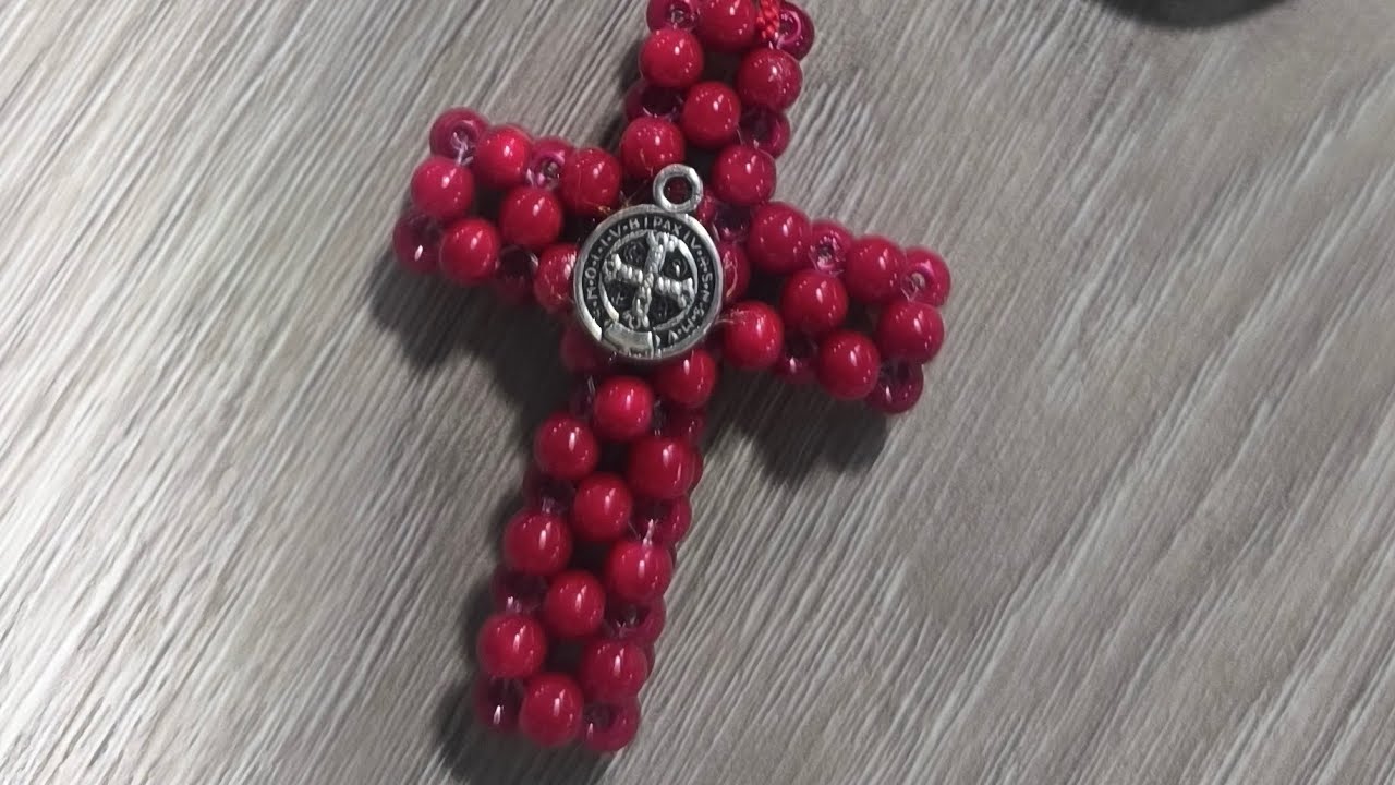 Linda cruz elaborada en perlas, ideal para llaveros, bendiciones del hogar y muchas ideas