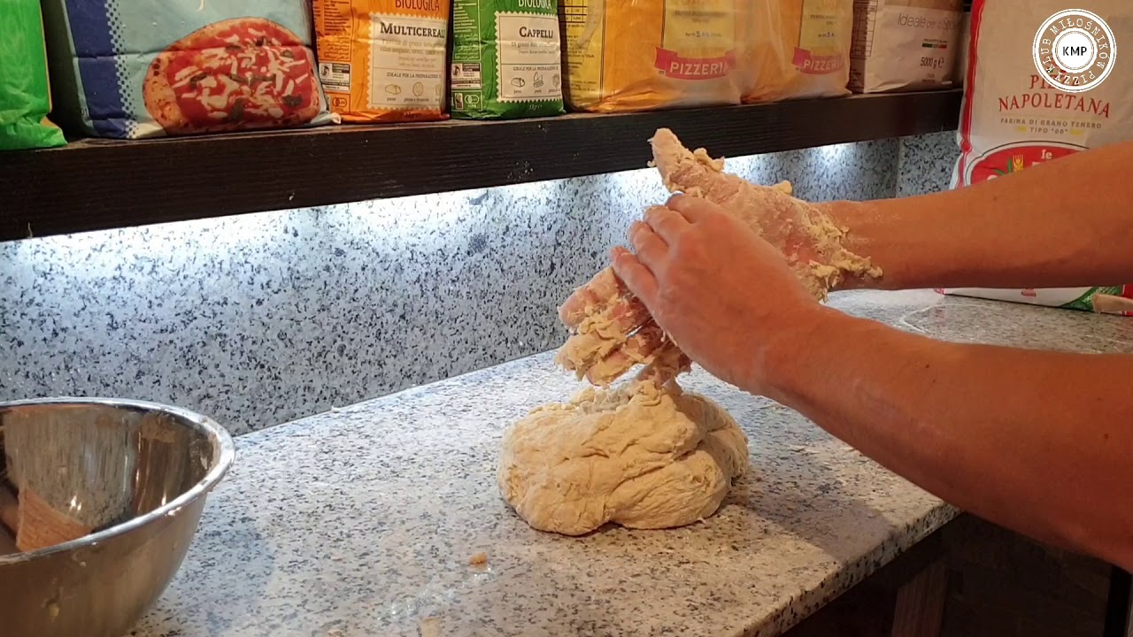 Ręczne wyrabianie ciasta do pizzy. Pizza Napoletana. Jak zrobić pizzę?