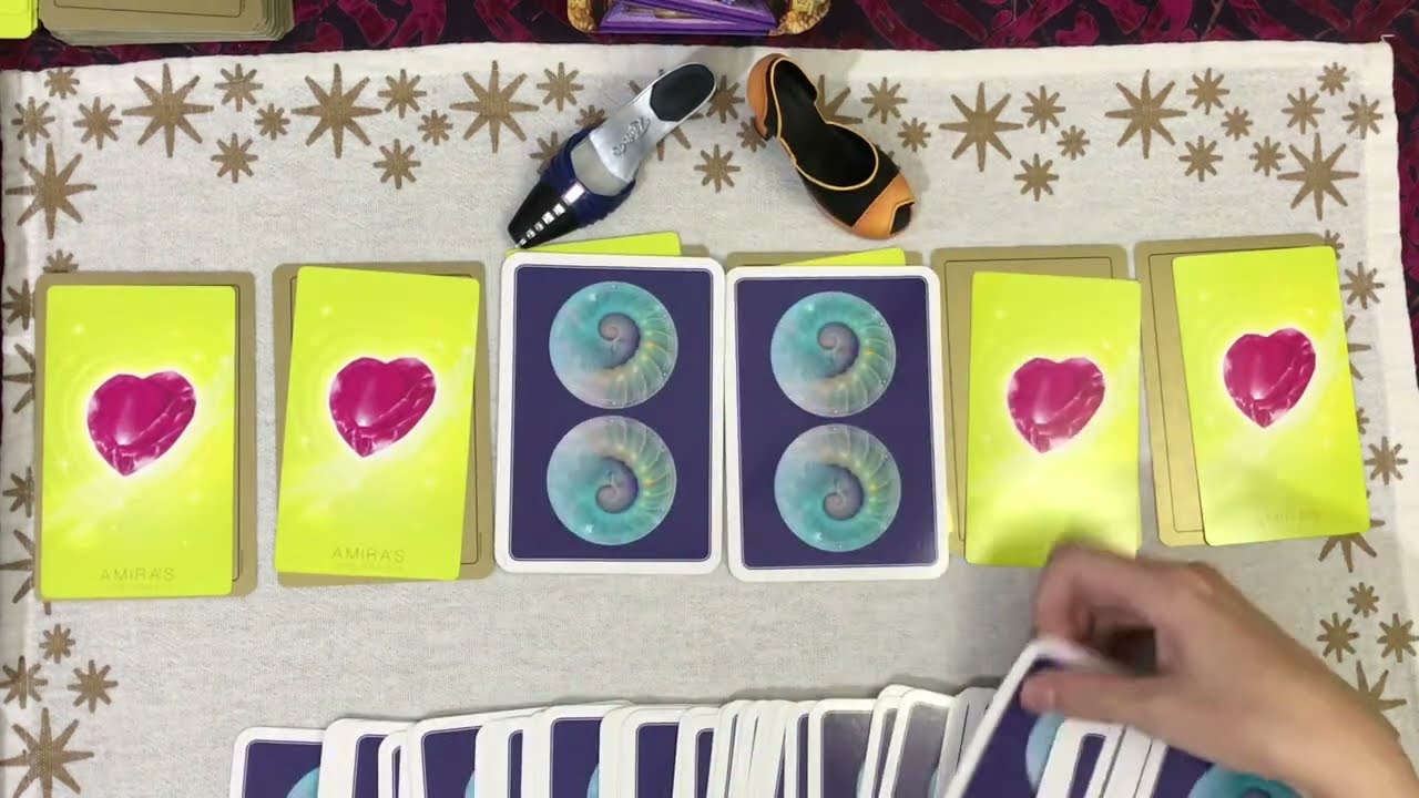 Est-ce qu'il / elle parle de toi à quelqu'un ? A qui ? Guidance Tarot interactif Intemporel