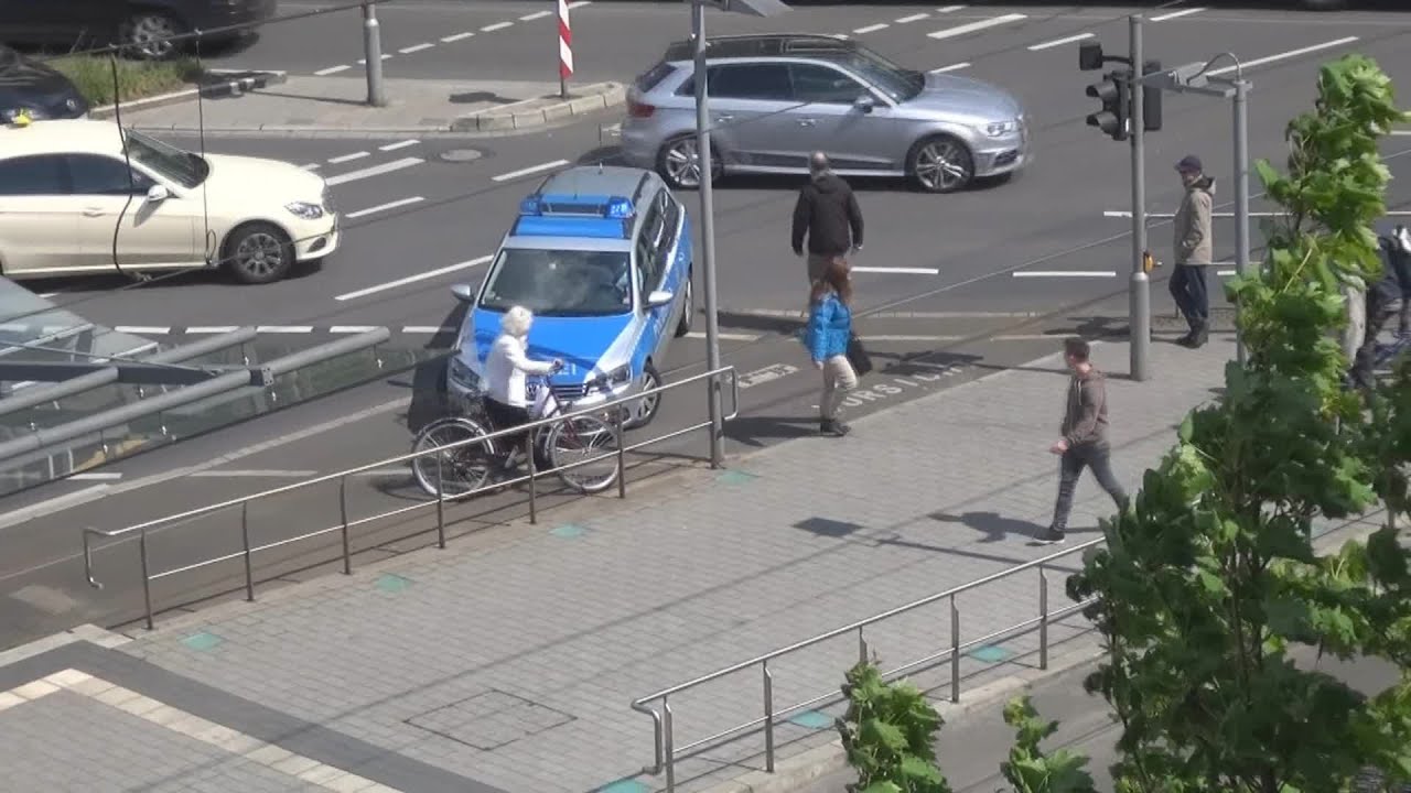 FuStKW Polizei Bonn PI 1 PW Innenstadt wird durch Passanten behindert