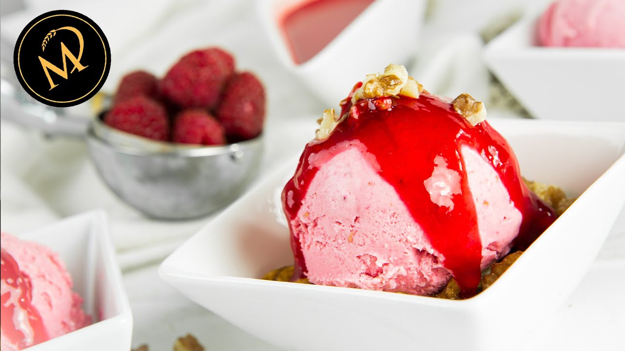 Das beste Himbeer Eis mit fruchtigem Topping zum selber machen