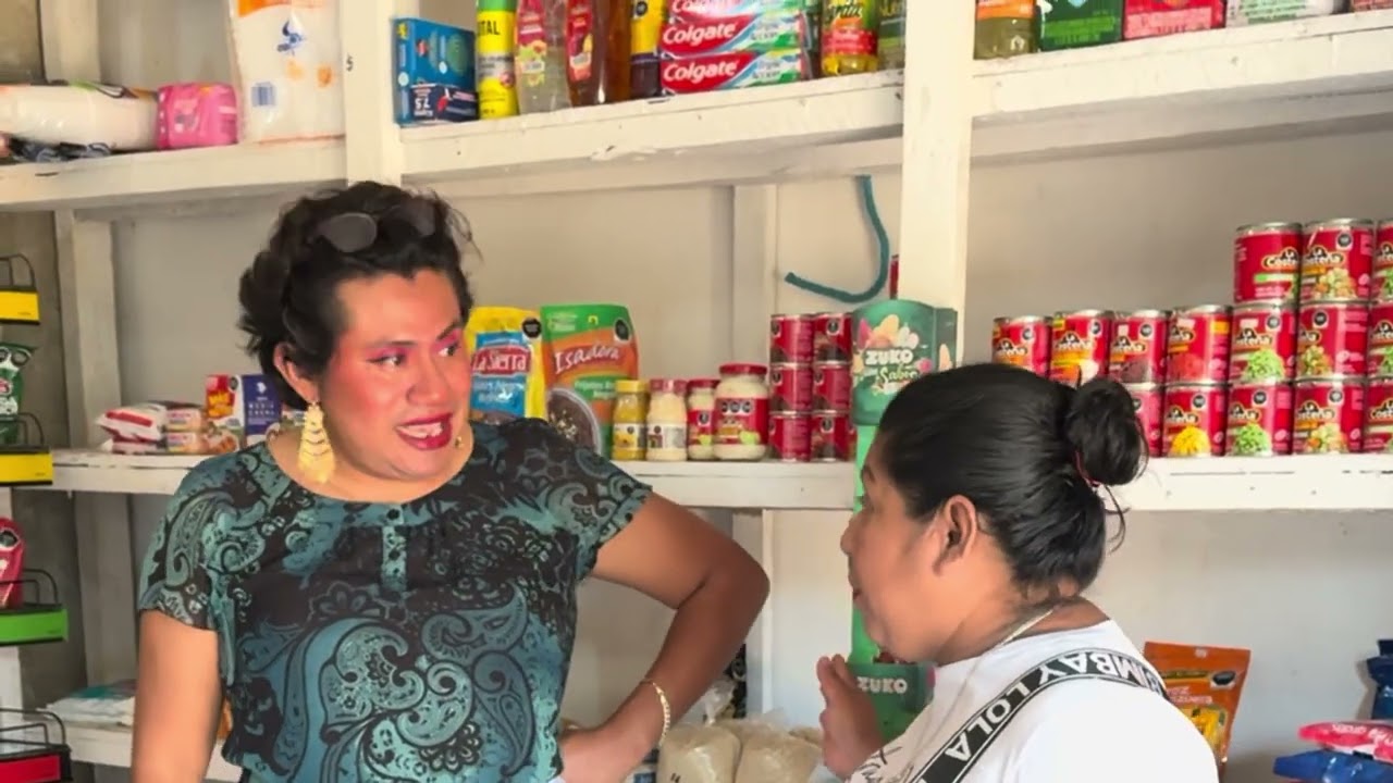 Doña Cata da los aguinaldos a sus clientes de la tienda 
