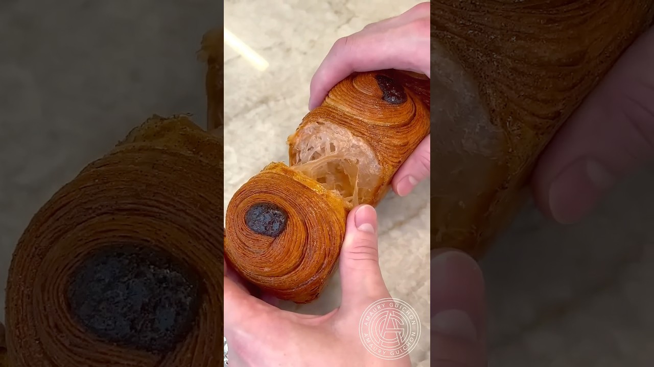 Chocolate Croissant to share! 🥐🍫 For the perfect Sunday brunch!