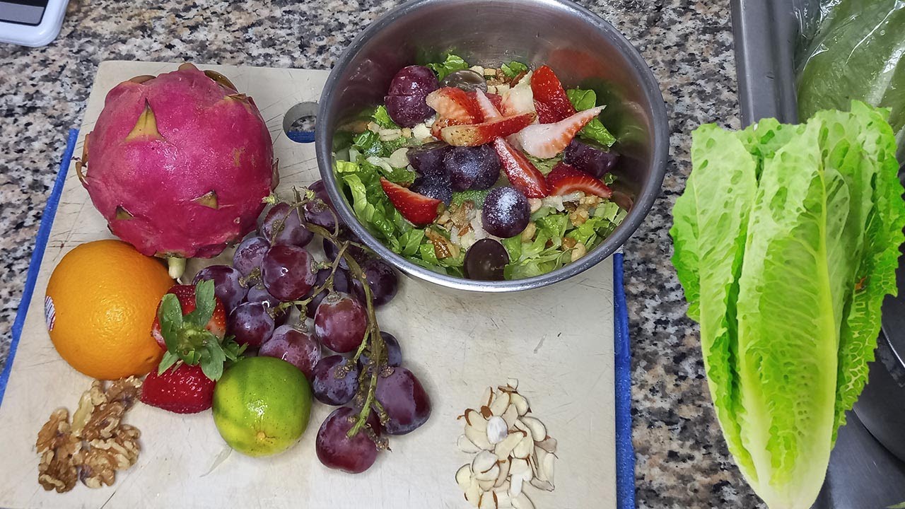 Ensalada de lechuga romana con frutos secos y frescos, la cocina de Cesarin