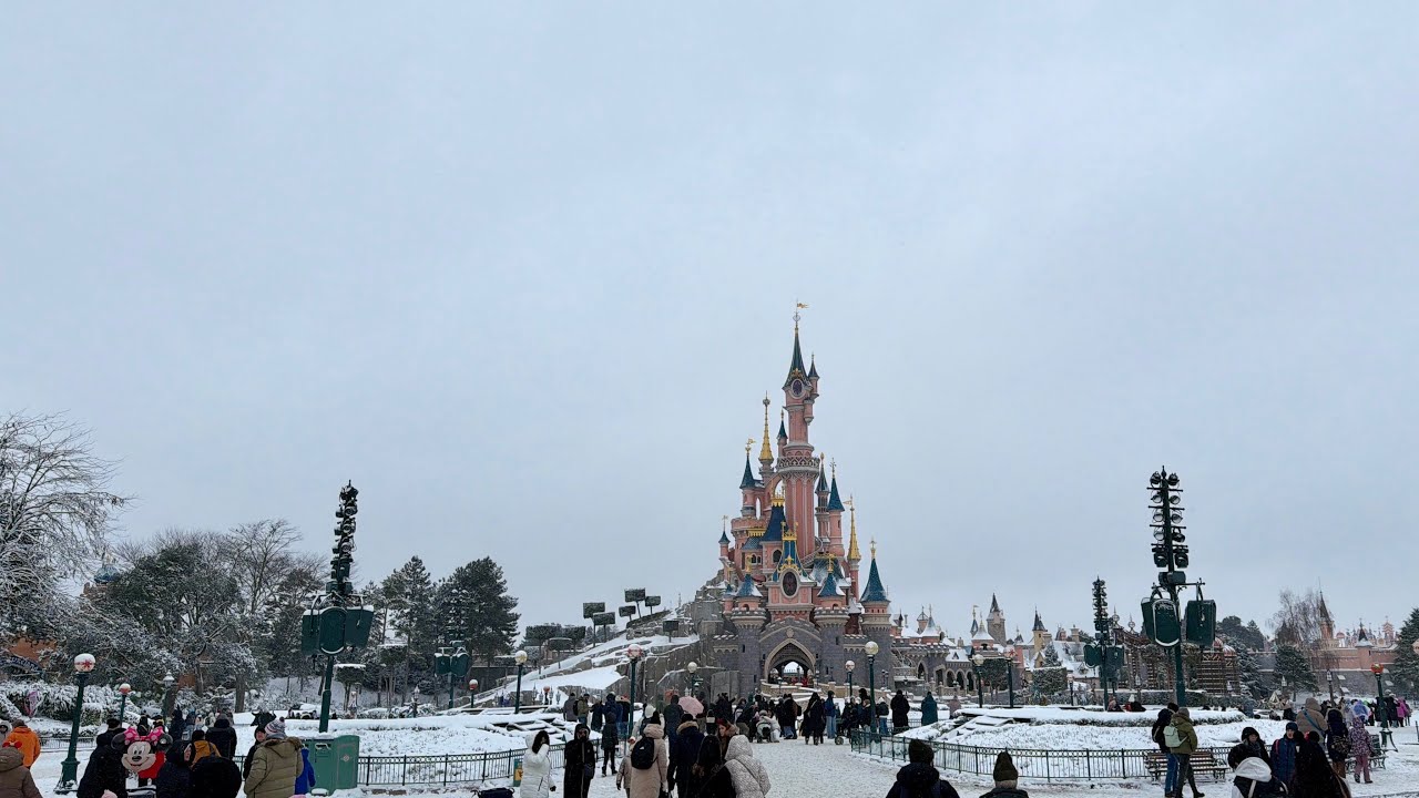 Disneyland Paris Xmas snow 2026 (4K) short video 