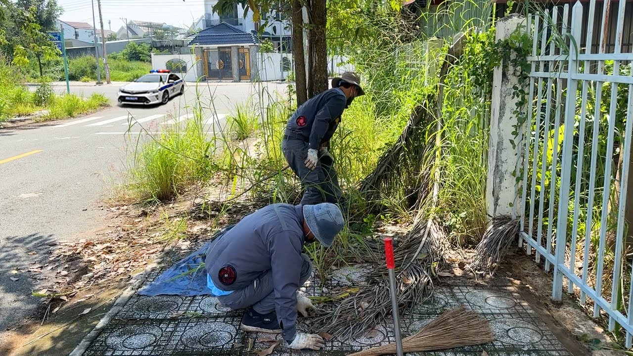 Таинственная уборка тротуара перед зданием властей, заброшенным более двух лет.