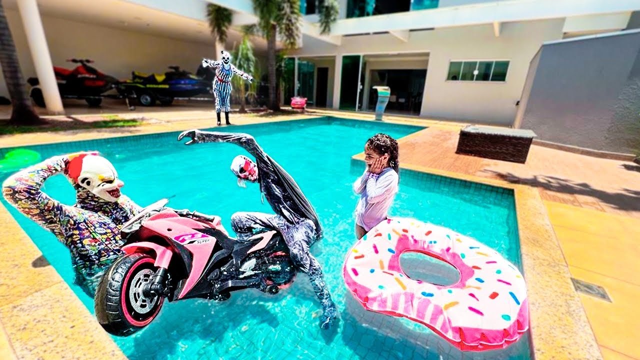 PALHAÇO MALVADO CAIU NA PISCINA COM A MOTINHA 😱