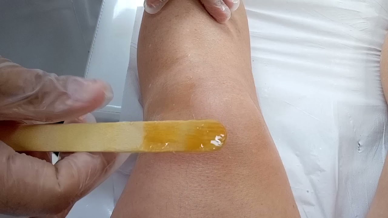 Depilação meia perna cera hidrossolúvel.