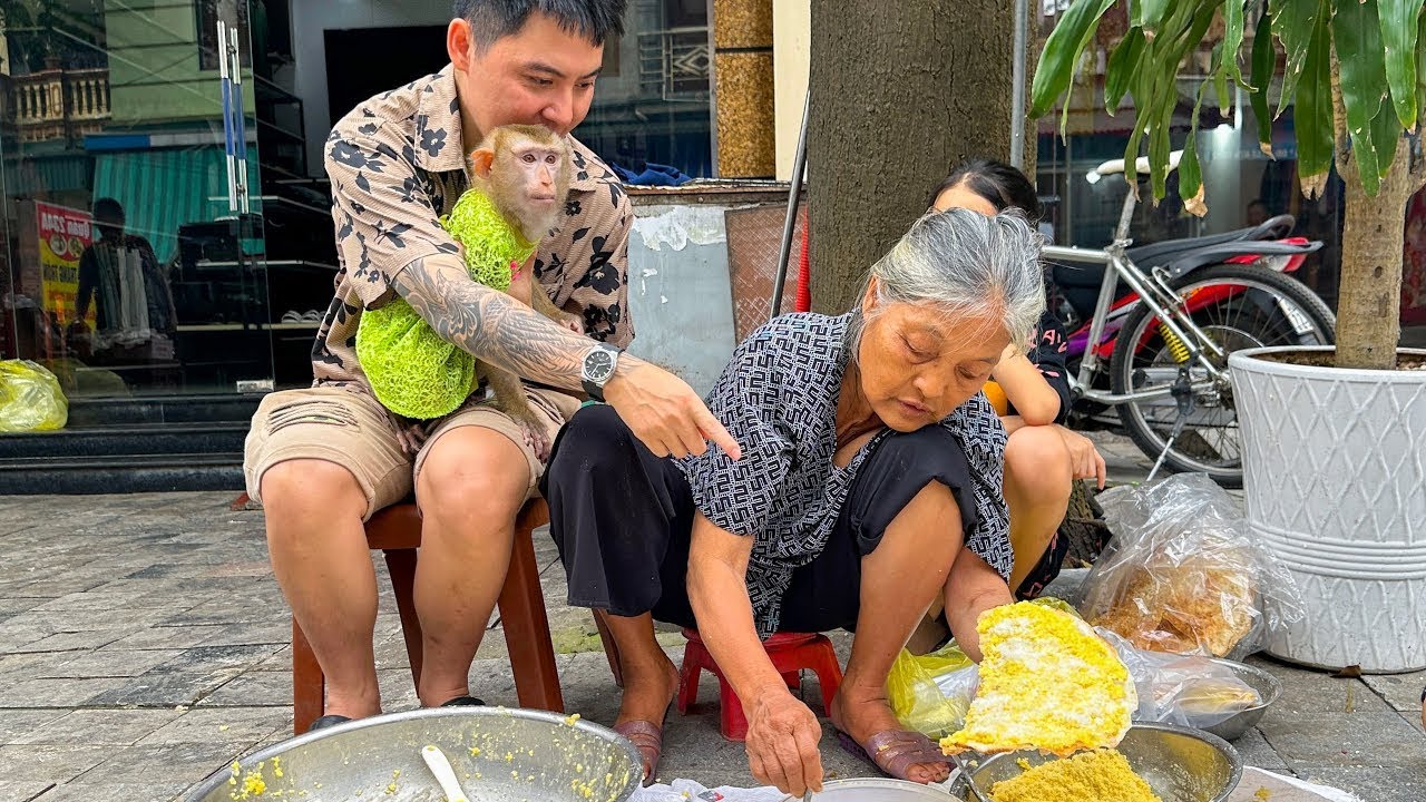 Monkey Kaka and his dad strolled the streets, enjoying exotic food and buying coconut water.