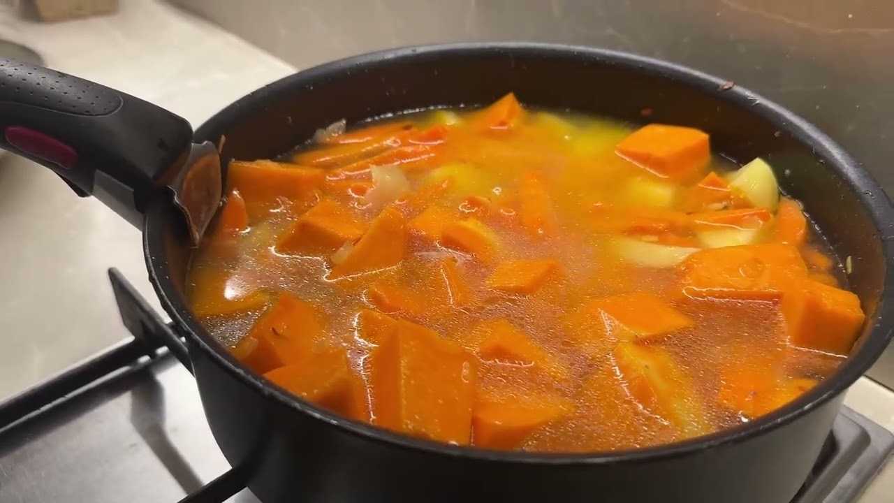 Гарбузовий суп з куркою.
