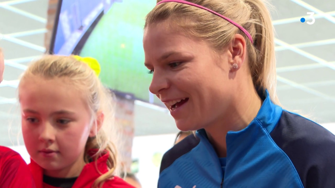Stage avec Eugénie Le Sommer pour jeunes footballeuses à Caudan