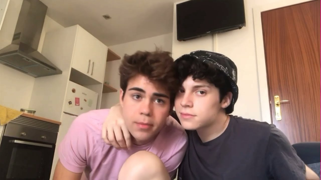 SUBTITULADO. Jeyjey Gardi y Benji Krol van a una graduación sin traje.