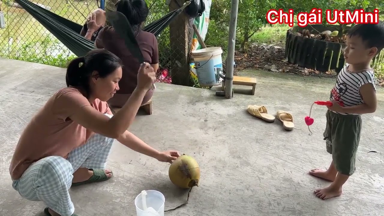 Cô Tư quay cảnh quê và mấy anh chị em UtMini quảng cáo bánh đa||chị gái UtMini