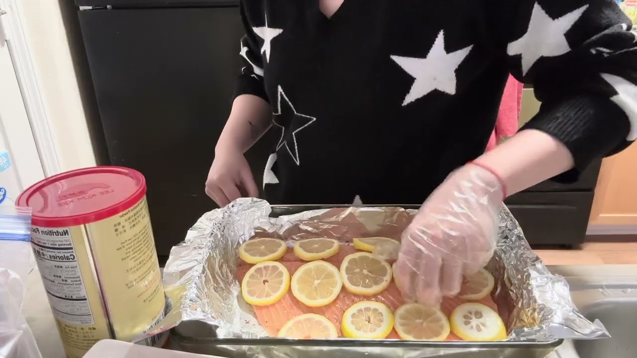 Let’s make the oven-baked lemon salmon with me!!