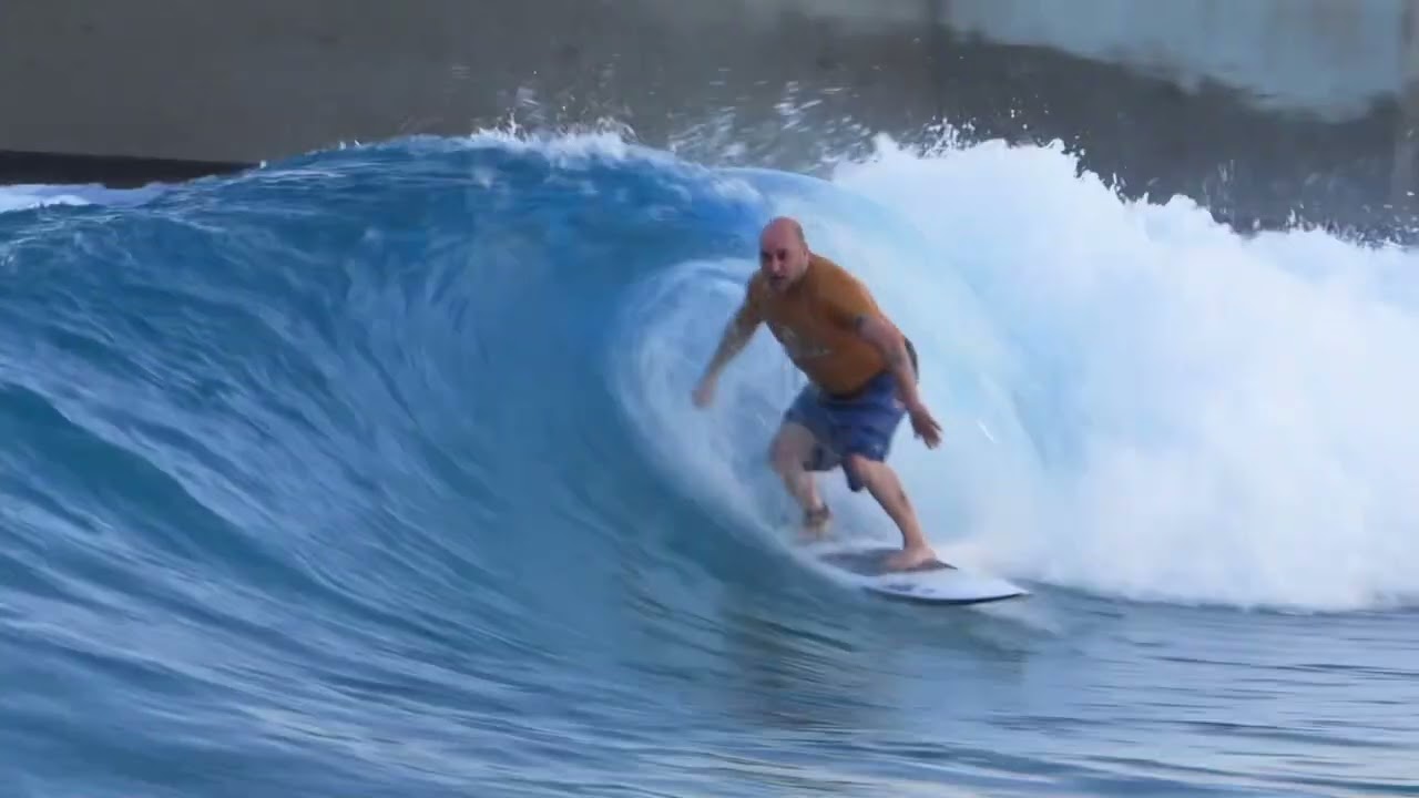 The Wave Bristol Expert Barrel Hans surfing