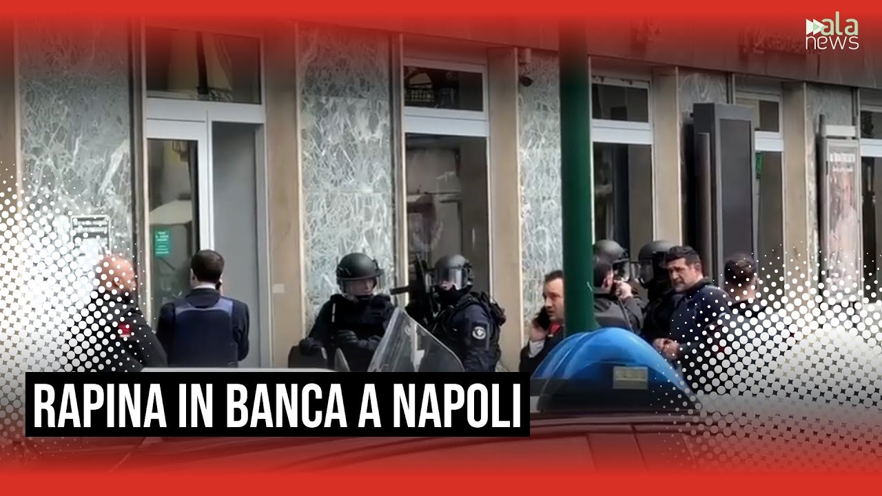 Napoli, rapinatori barricati in banca: ostaggi colti da malore
