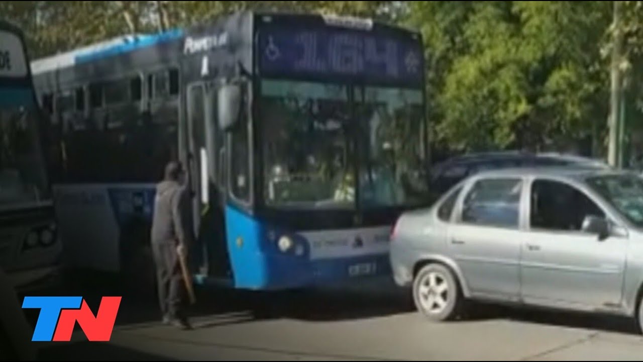 INSULTOS, PATADAS Y TROMPADAS en una discusión de tránsito en Monte Grande