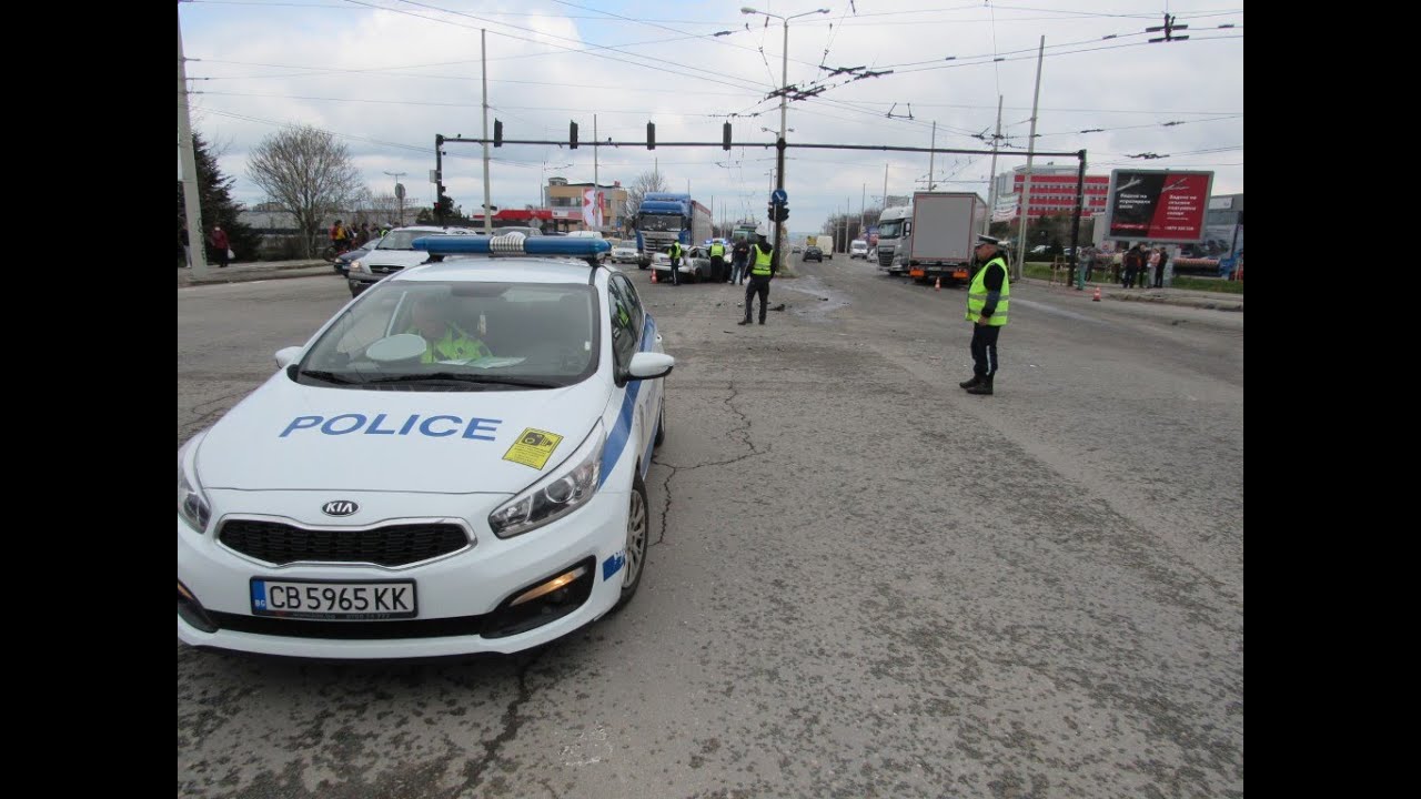 Тир помля два автомобила на кръстовището в „Дружба“ в Русе