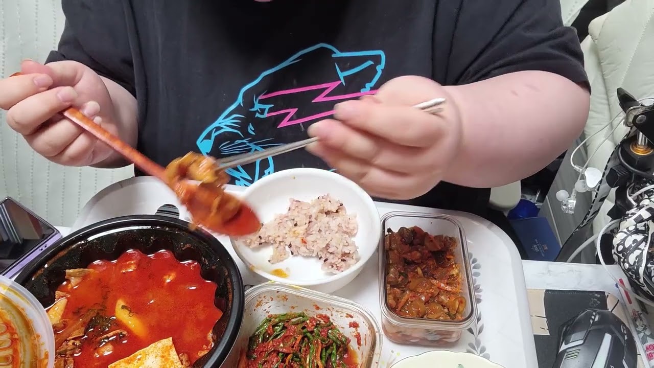 혼밥44ep) 아침부터 고기 제육떡볶이먹고 커피한잔 뜨끈한보양식 OO하고OO 떡국 만든노래 풀뮤비...