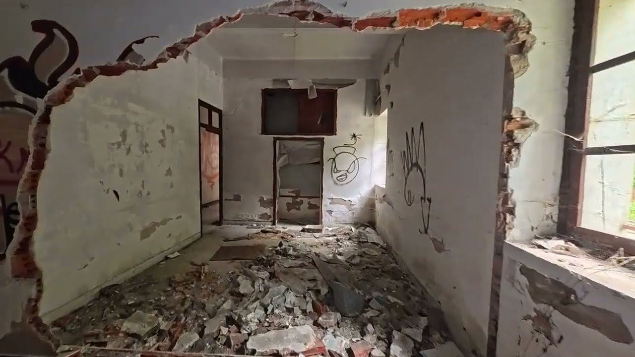 Lecher&iacute;a abandonada en Ramales de la Victoria (Cantabria)