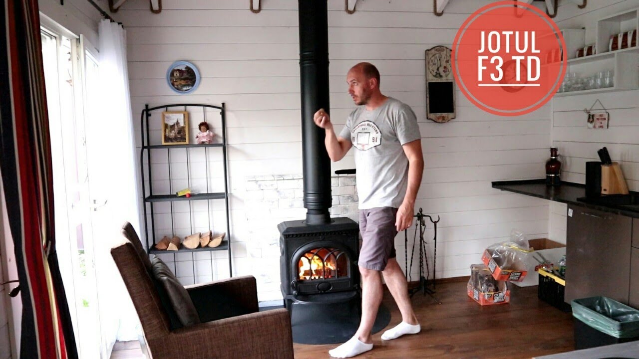 Печь на дачной веранде в интерьере. Пример монтажа Jotul F3 TD с верхним подключением дымохода
