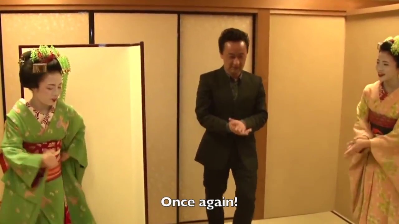 How to Play with Maiko and Geisha  Experience Playing Japanese Games “Tora-Tora” in Kyoto !