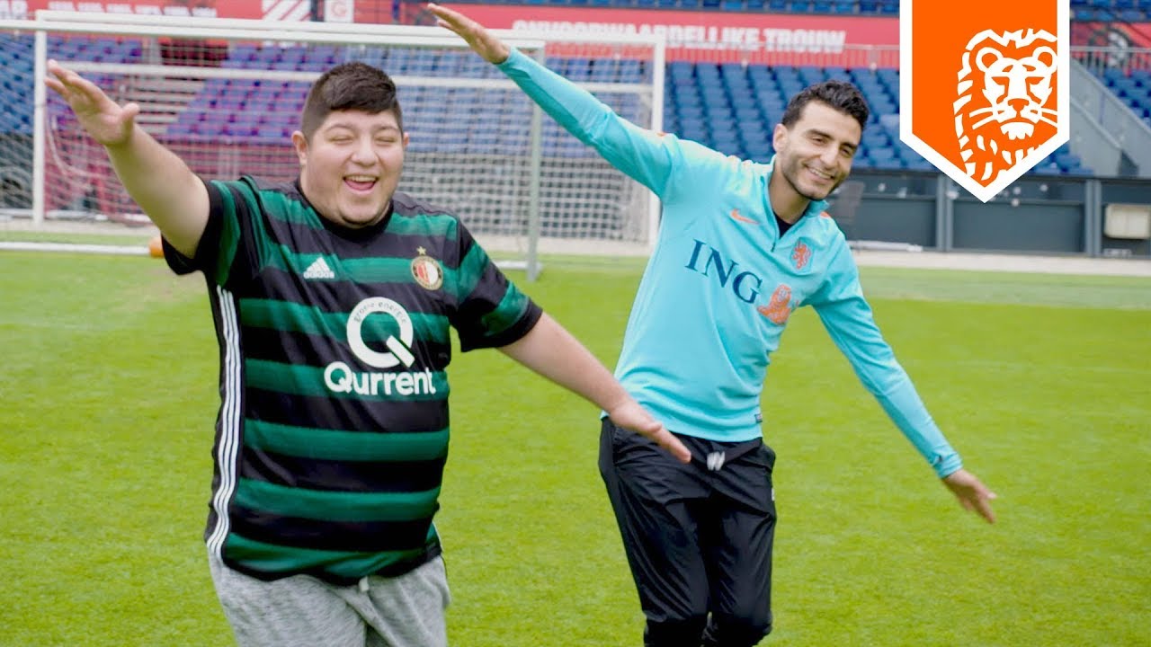 TOUZANI HAND IN HAND MET ADIL IN DE KUIP