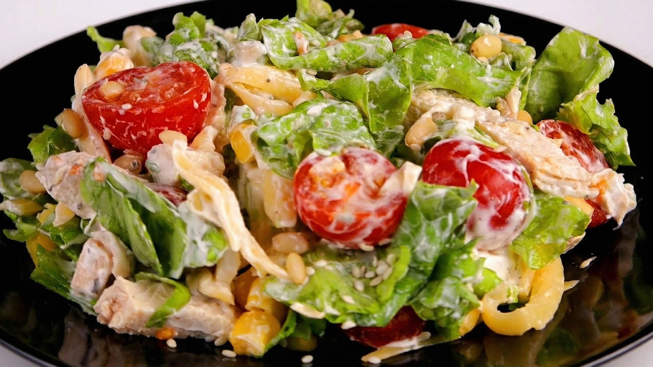 Unglaublich zartes und leckeres Hühnchen mit Käse unter Joghurt. Ein einfaches Rezept.