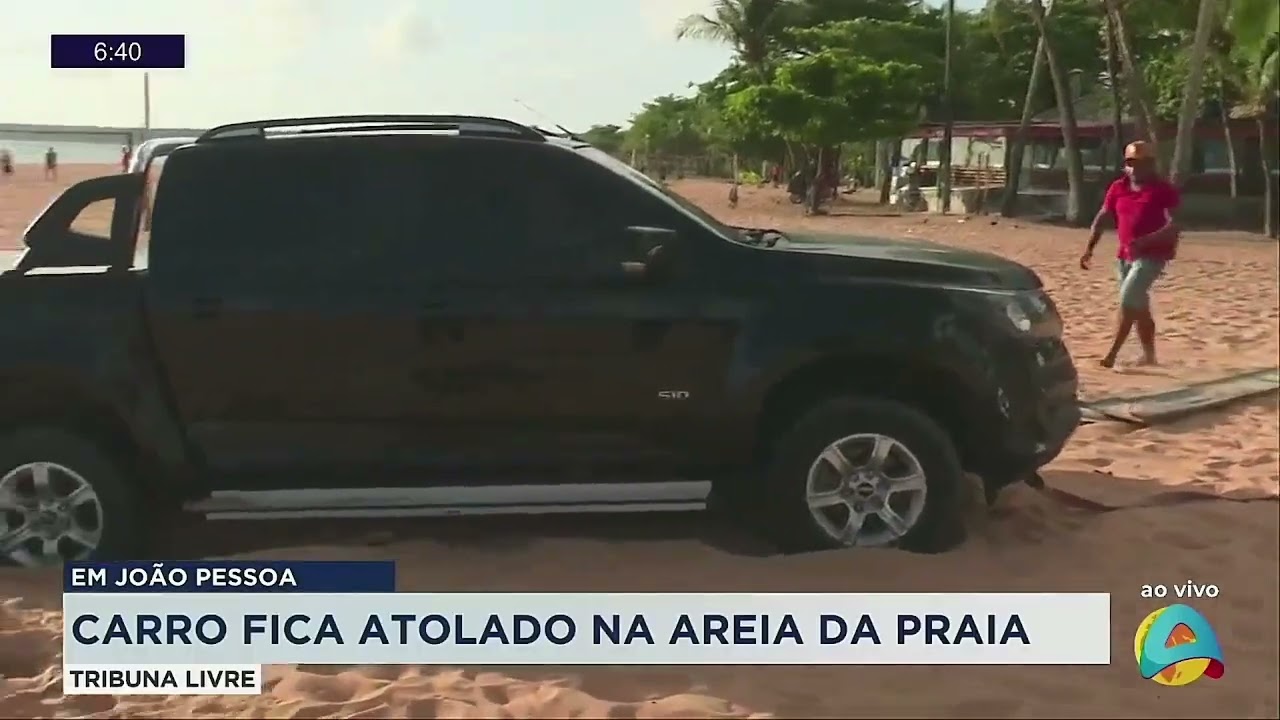 Tribuna Livre - Carro fica atolado na areia em praia de João Pessoa