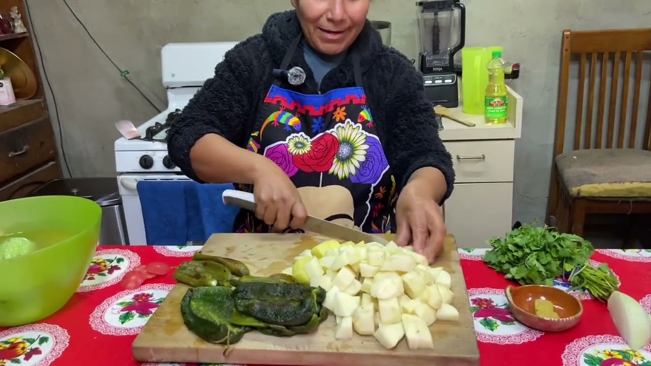 caldo de papa con queso y rrajas